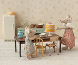 Lange eettafel voor muizen