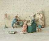 Grandma and grandpa mouse in cigar box - Maileg