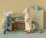 Grandma and grandpa mouse in cigar box - Maileg